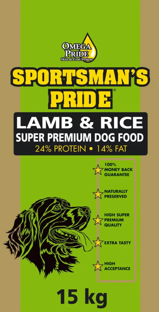 En gul og grønn pose med Sportsman's Pride Super Premium Hundefor, Lamb & Rice-smak. Den veier 15 kg og har 24 % protein og 14 % fett, noe som sikrer kvalitet, smak og aksept for hunden din.